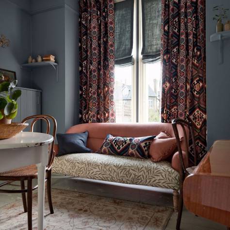 William Morris & Co Emery Walkers House Fabrics Bluebell Fabric - Indigo/Rose - MEWF227037 - Image 3